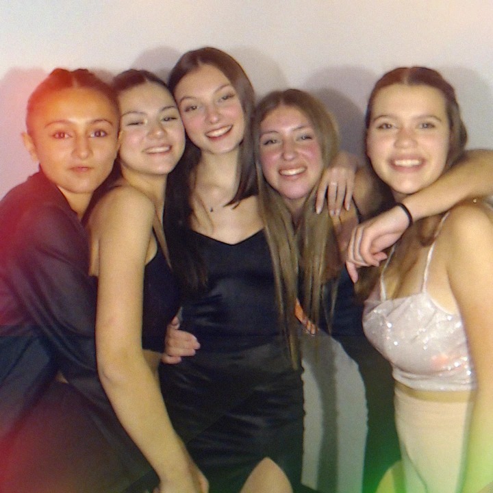 Cabina de fotos de evento corporativo con accesorios personalizados